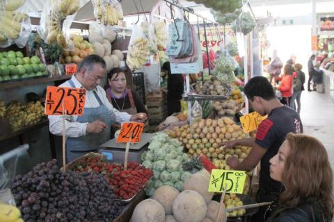 Beneficia Orlando Santacruz a comerciantes establecidos en Apizaco imagen 2