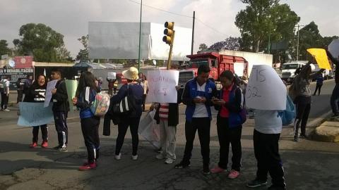 Padres de familia y alumnos del CETis 132 se manifestan en el Palacio de Gobierno imagen 3