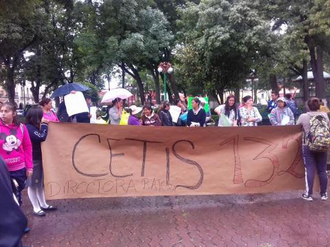 Padres de familia y alumnos del CETis 132 se manifestan en el Palacio de Gobierno imagen 1