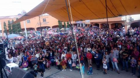 Óscar Vélez festejó en grande a mamás de Tequexquitla imagen 1
