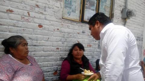 Óscar Vélez festejó en grande a mamás de Tequexquitla imagen 2