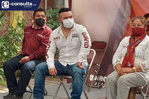Regidor de Apetatitlán anda en campaña sin renunciar al cargo y en horario laboral