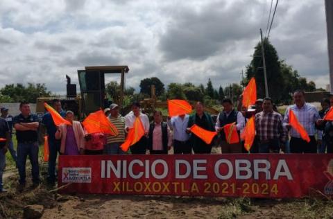 Continúan las obras públicas en Santa Isabel Xiloxoxtla