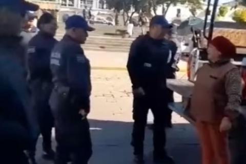 Zacatelco se enc@.br0.na porque gorilas de la presidencia desalojan a abuelita comerciante