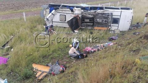 Tres muertos deja la volcadura de un camión pasajero en la Puebla – Tlaxcala imagen 1