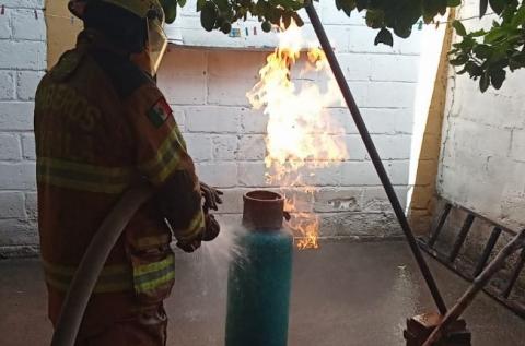 Atiende en Chiautempan fuga de gas en vivienda de Colonia Industrial