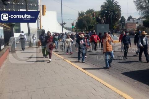 Mini contingente marcha contra delegación del Bienestar