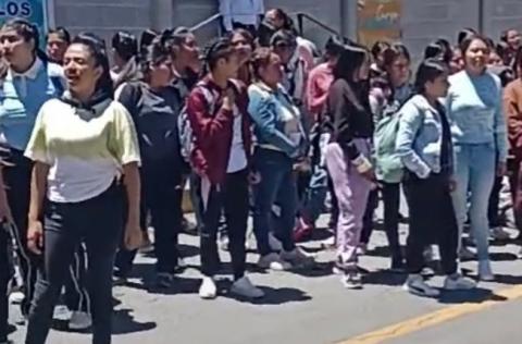 Alumnas de la normal Benito Juárez marchan para pedir privilegios como cada año