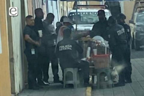 Policías mordelones y tragones; ocupan banqueta para comer