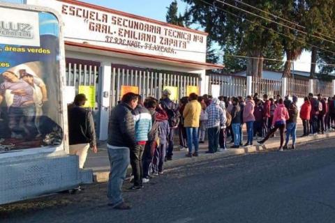 Padres de familia cierran secundaria en Terrenate por coso