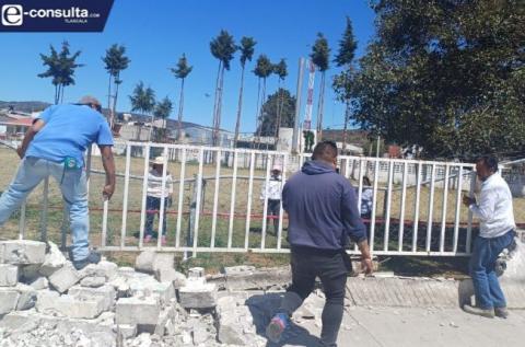Tráiler destruye barda de primaria en Panotla y se da a la fuga; policías estatales se negaron a intervenir