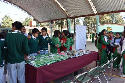 Hacen entrega de uniformes escolares en Secundaria Juan Cuamatziz en Teolocholco imagen 8
