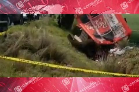 Quedan prensados en un accidente y pierden la vida