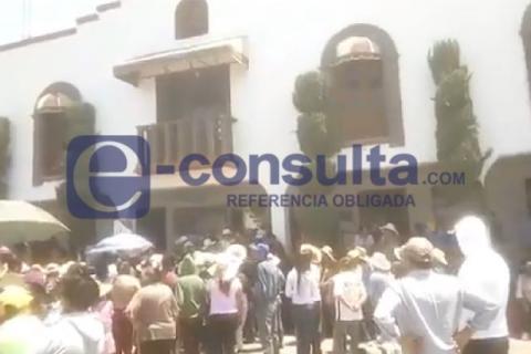 Pobladores de Nopalucan se manifiestan en alcaldía