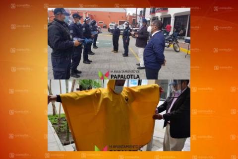 Entregan impermeables a personal administrativo de Papalotla