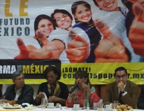 Lorena Cuéllar acompaña a Cuahutémoc Cárdenas en la promoción de consulta popular imagen 2