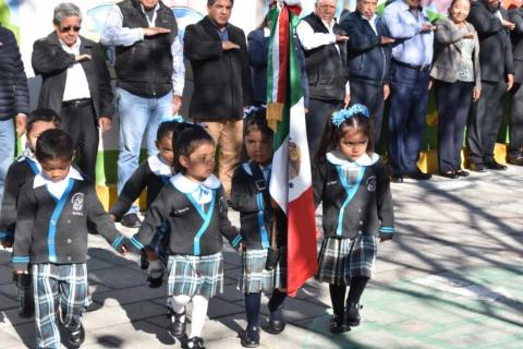 Hacen entrega de uniformes escolares en Secundaria Juan Cuamatziz en Teolocholco imagen 10