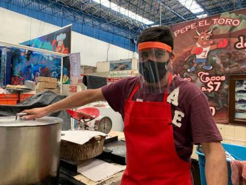 Reparte gobierno de Apizaco caretas a locatarios de mercados imagen 1