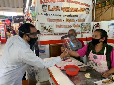 Reparte gobierno de Apizaco caretas a locatarios de mercados imagen 2