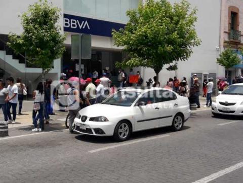 En días de mayor contagio de Covid-19 siguen aglomeraciones en bancos de Apizaco imagen 4