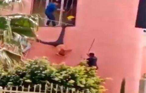 Divulgan en redes a un ladrón que fue agarrado a palazos y colgado como una piñata en Jalisco