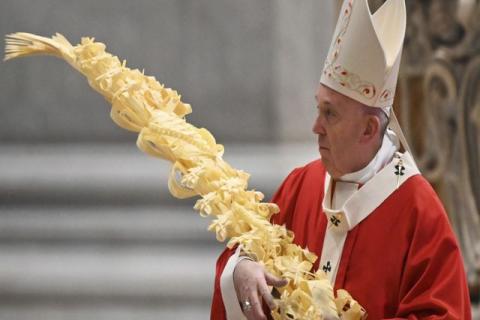 Celebran misa del Domingo de Ramos en una iglesia desierta; Papa Francisco