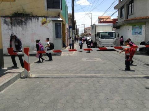 Dona Badillo Jaramillo barreras vehiculares para reforzar seguridad en acceso de escuela primaria imagen 3