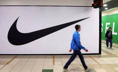 Se burlan de un joven que intento poner un logo de Nike en su calzado y ropa