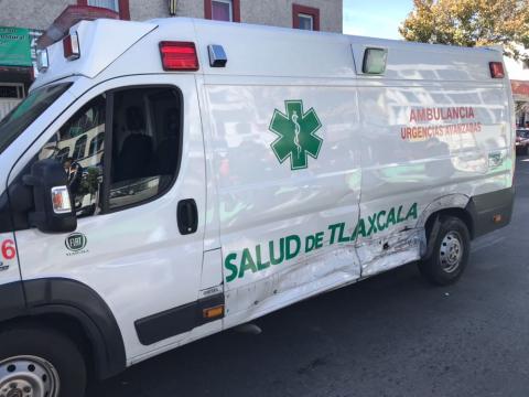 Ambulancia de la SESA provoca accidente en Apizaco imagen 2