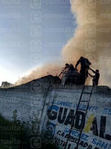 Fuerte incendio en un taller mecánico causa temor entre pobladores de Ixtacuixtla imagen 6
