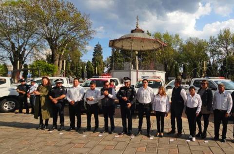 Alcalde de Santa Cruz Tlaxcala entrega seis patrullas nuevas a seguridad publica