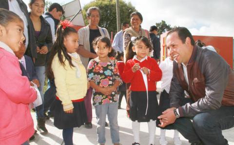 Entrega el alcalde de Apizaco paquete de obras en Santa Anita Huiloac imagen 2