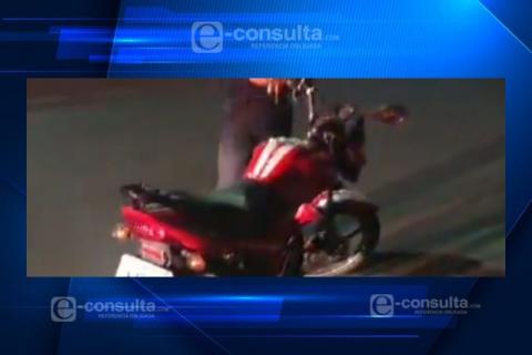 Motociclista borracho derrapa sobre periférico