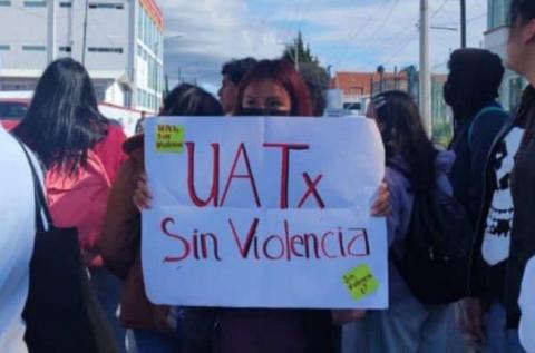 Estudiantes de la UATx repudian a Alejandra Ramírez y su esposo por golpeadores