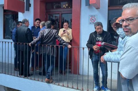 Tensión en Ayuntamiento de Tlaxcala, insisten en destitución de tesorera y secretaria
