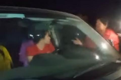 Video: Retienen a presidenta de comunidad de Apizaco