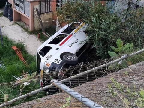 Combi cae a barranco de una unidad habitacional