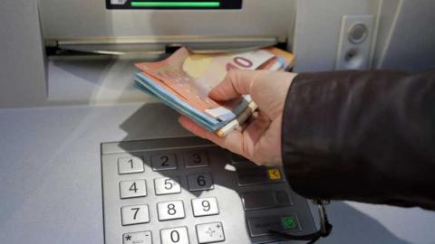 Alertan por posible banda de clonación de tarjetas en cajero de Coppel en la capital
