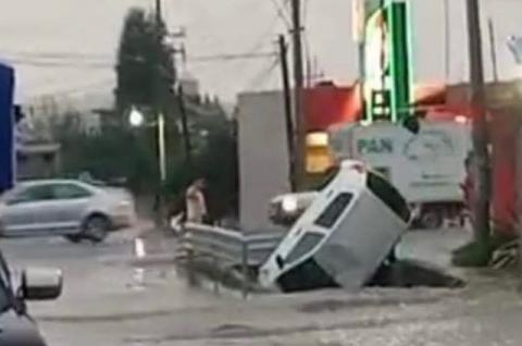 Fuerte lluvia genera inundaciones, árboles caídos y daños materiales; una camioneta fue arrastrada
