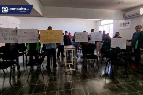 Trabajadores de intendencia del IMSS Bienestar no les han pagado y los intimidan
