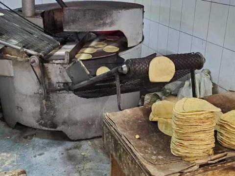 Empleada de tortillería resulta con lesiones leves tras flamazo en Hueyotlipan