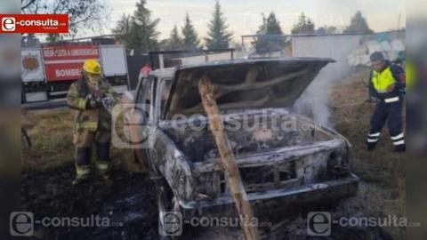 Por posible corto circuito se calcina camioneta en Panotla