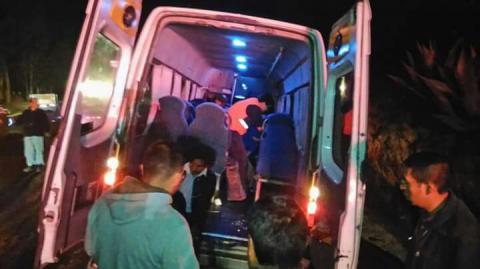 Automóvil de lujo embiste a una colectiva en carretera Tlaxcala Apizaco imagen 4