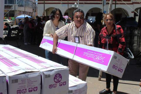 Alcalde de Calpulalpan apoya a grupos vulnerables con calentadores y tinacos imagen 3
