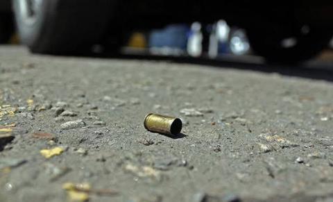 Masculino recibe impactos de bala y le roban su auto, en Xicohtzinco