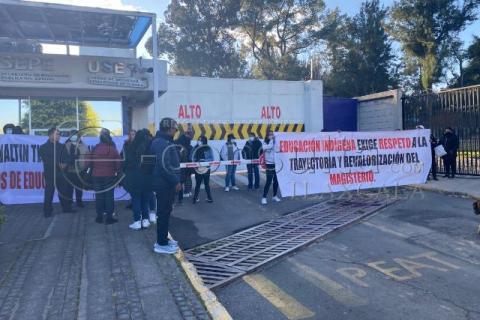 Docentes de educación indígena bloquean acceso a la SEPE por nuevo nombramiento de titular