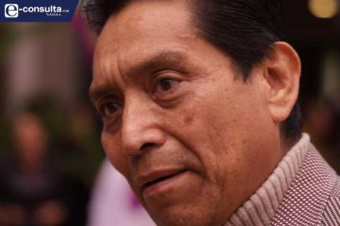 Funcionario le quiere jugar al chingón, coquetea con Ana Lilia y dice que es fiel a los Anayas