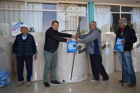 Con estos tinacos estamos coadyuvando a la economía familiar: Pérez Rojas imagen 2