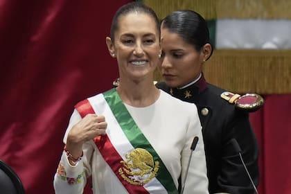 Presidenta arremete contra lorenismo en su primer discurso