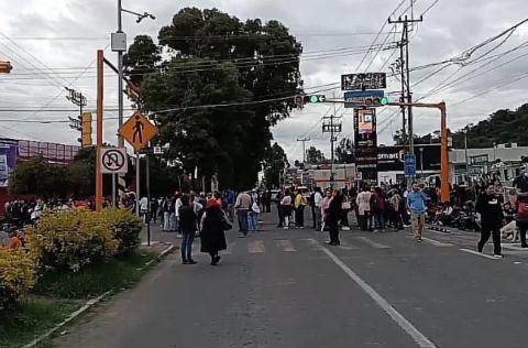No se cansan, burócratas vuelven a cerrar calles en la capital tlaxcalteca